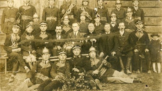 Szukamy panów strażaków ze zdjęcia. Czyj pradziadek dziś świętował?