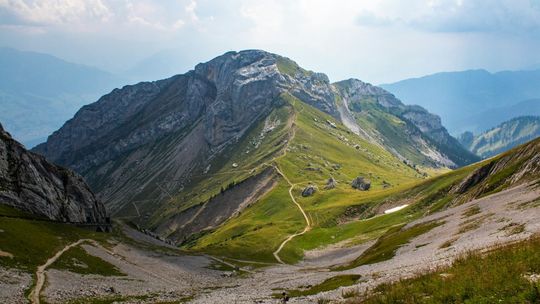 Szwajcaria dla aktywnych: Najlepsze miejsca do uprawiania sportów zimowych i letnich