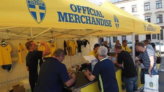 Szwedzcy kibice w Lublinie. Pod ratuszem stoisko z koszulkami, a jutro przemarsz ulicami
