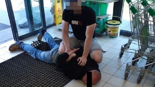 Szybka akcja między regałami. Policjant dopadł złodzieja