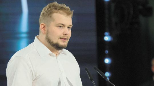 Szybka kariera szefa młodzieżówki PiS z Janowa Lubelskiego u boku prezesa. "Nie udzielał się lokalnie"