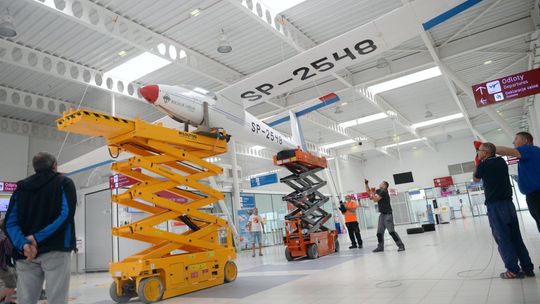 Szybowiec „Pirat” zawisł w terminalu Portu Lotniczego Lublin