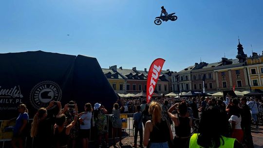 Szybujące motocykle, wraki w błocie i wyścigowe kosiarki. Tak się bawił Zamość