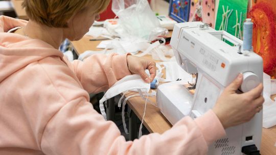 Szyją maseczki, dostarczają za darmo posiłki do szpitali. Powstała aplikacja, która ma wspomóc takie inicjatywy