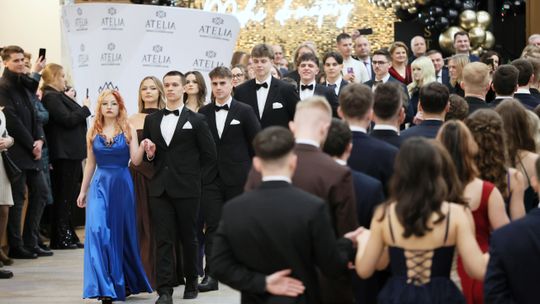 Szyk i elegancja podczas poloneza. Uczniowie ZS Elektronicznych mają za sobą swój studniówkowy bal Uczniowie Zespołu Szkół Elektronicznych podczas uroczystego poloneza