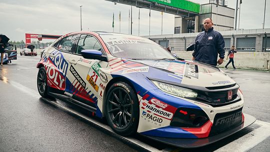 Szymon Ładniak dwukrotnie drugi na słynnym torze Lausitzring w ramach serii ADAC TCR Germany