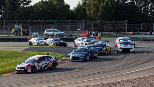 Szymon Ładniak walczy o podium w serii ADAC TCR Germany