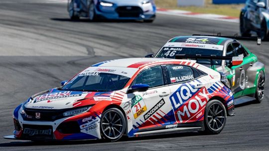 Szymon Ładniak zajął czwarte miejsce podczas zawodów serii ADAC TCR Germany na torze Nurburgring