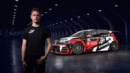 Szymon Ładniak zbiera cenne doświadczenie w SimRacingowej serii TCR Eastern Europe