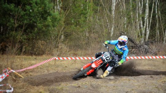 Szymon Zawisza na podium. Mocny start sezonu