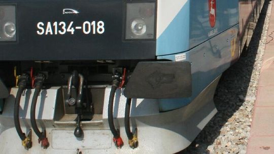 Szynobus najechał na kamienie ułożone przez nastolatków