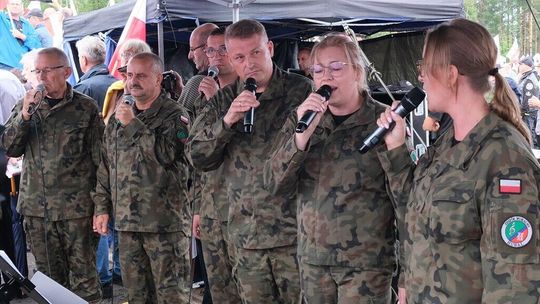 Ta piosenka chwyta za serce. Hubal z Hrubieszowa podczas uroczystości odsłonięcia pomnika Rzeź wołyńska w Domostawie