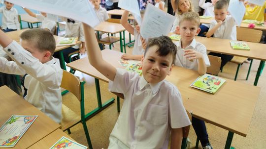 "Ta pogoń, ten lęk, blokuje coś najbardziej cennego u człowieka". Czy czerwony pasek zniknie ze świadectw?