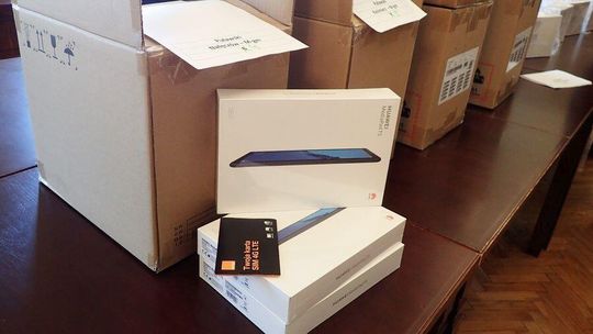 Tablety trafiły do gmin z powiatu puławskiego. Teraz dostaną je uczniowie