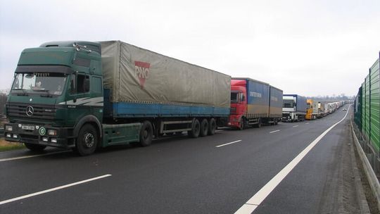 Tablica informuje, kierowcy nie słuchają. Celnicy mają pretensje