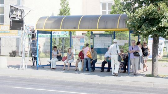 Tablice na przystankach ledwo zawisły, a już są problemy