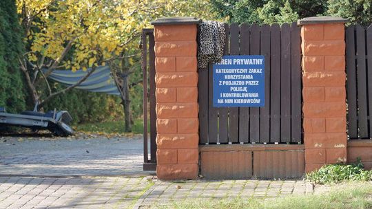 Tabliczka na posesji pod Lublinem. Właściciel zakazuje kontroli policyjnych na podjeździe
