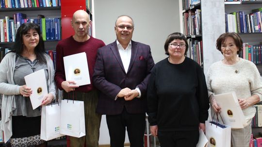 Tacy czytelnicy to skarb. Po książki sięgają dzień w dzień