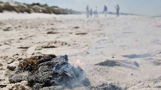 Tajemnicza substancja skaziła plażę nad Bałtykiem (zdjęcia, wideo)