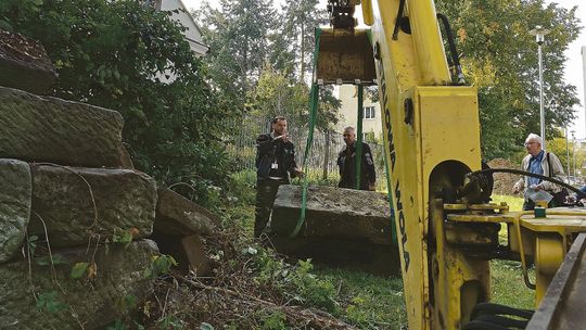 Tajemnicze kamienne bloki koło szpitala w Lublinie. Zagadka wciąż nierozwiązana