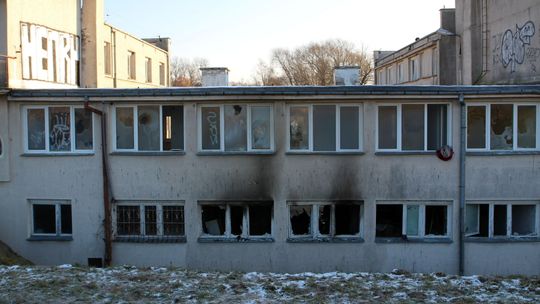 Tajemniczy pożar w Puławach. W byłym hotelu znaleziono butelkę po koktajlu Mołotowa