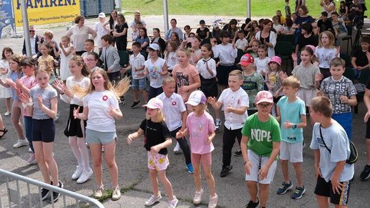 Tak bawią się Bronowice (zdjęcia). Wieczorem zagrają gwiazdy disco polo. Wstęp wolny!