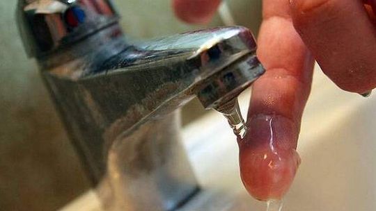 \"Tak chlorują wodę, że nie da się twarzy umyć\". Sanepid sprawdza