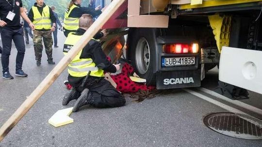 Tak doszło do wypadku na korowodzie. Studentka wypadła razem z barierką (ZDJĘCIA)