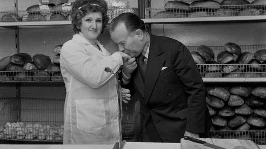 Tak Dzień Kobiet obchodzono w PRL. Jakie były najpopularniejsze prezenty? [zdjęcia]