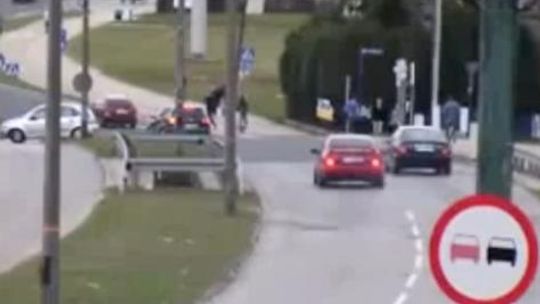 Tak kończą się uliczne wyścigi - ledwo ominął pieszego (wideo)