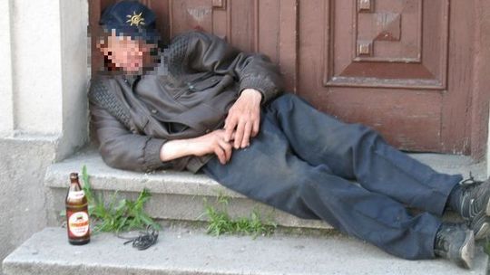 Tak Lublin wita gości: Ludzie śpią na ulicy przed dworcem PKP