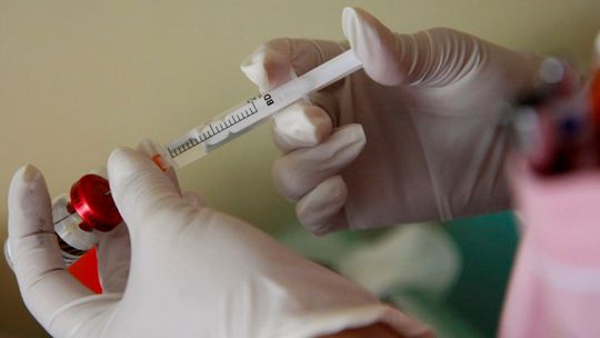 Tak ma wyglądać proces szczepień na koronawirusa w Polsce. Czy każdy będzie musiał się zaszczepić?