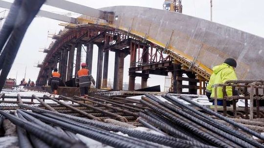 Tak powstaje nowy most na Bystrzycy. Budowie zima niestraszna (zdjęcia)