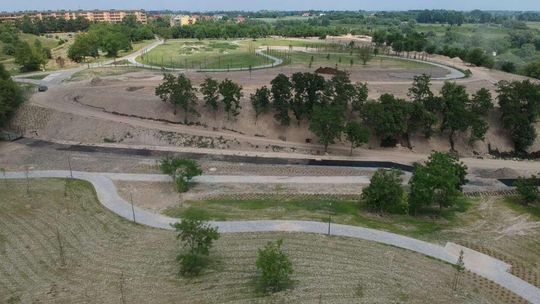 Tak powstaje park przy ul. Zawilcowej. Urządzanie może się przedłużyć [wideo z drona]