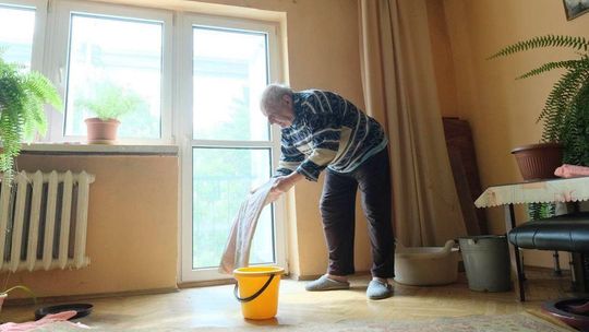 Tak remontują dach, że po deszczu lokatorzy bloku na LSM mają zalane mieszkania