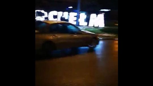 Tak się bawią w Chełmie. Świąteczny drift na rondzie [wideo]