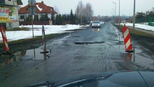 Tak się przyzwyczaja kierowców do dziur w jezdni. List Czytelnika