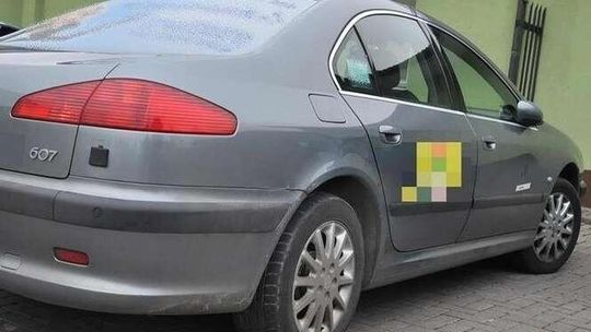 Tak się zdenerwował na taksówkarza, że zniszczył drzwi taksówki