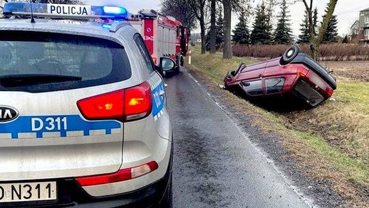 Tak silny wiatr, że rzucił volkswagenem do rowu. Dwie osoby w szpitalu