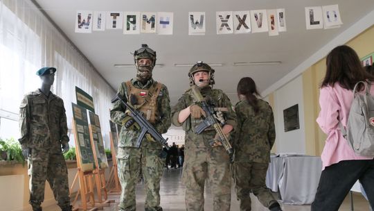 Tak witają w XXVII LO w Lublinie. Rozkładanie broni i inne sposoby na kuszenie uczniów