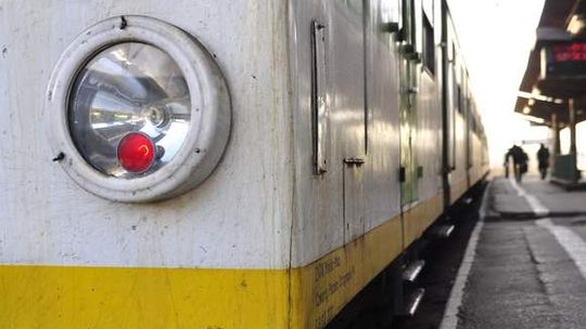  Tak wożą pasażerów Koleje Mazowieckie. -15 i otwarte drzwi (wideo)