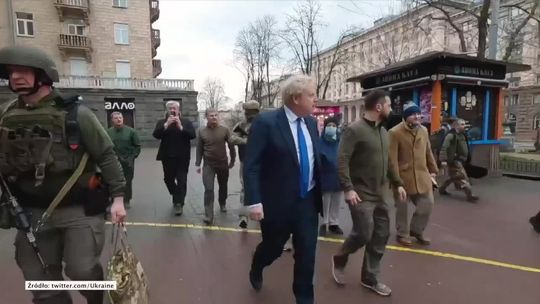"Tak wygląda demokracja. Tak wygląda odwaga". Spacer Johnsona i Zełenskiego ulicami Kijowa