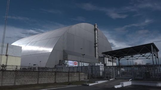 Tak wygląda nowy sarkofag nad reaktorem w Czarnobylu. Ma wytrzymać 100 lat [wideo]
