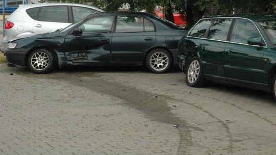 Tak wyjeżdżał z parkingu, że uszkodził 5 samochodów i ogrodzenie [zdjęcia]