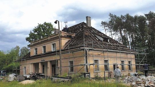 Tak zabytkowa stacja kolejowa wyglądała przed remontem. Jest ogromna różnica