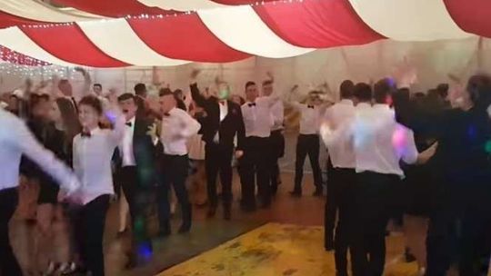 Takiego poloneza jeszcze nie widzieliście. Studniówka w Pszczelej Woli (wideo)