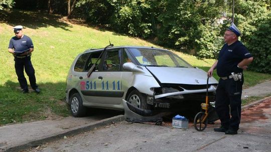 Taksówka wpadła do wąwozu na Wieniawie