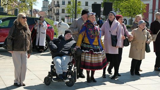 Tańcem połączyli pokolenia. Wyjątkowa potańcówka na Placu Litewskim w Lublinie