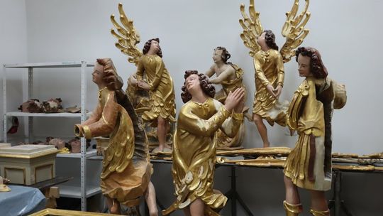 Tańczące anioły w nowych złotych sukienkach