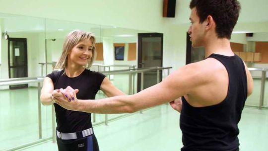 Taniec z VIP-ami: Na parkiecie policjantka i radna (wideo)